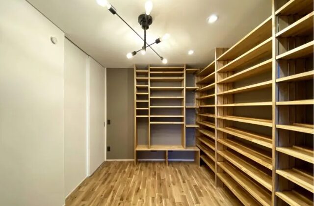 収納 - 重厚感溢れるビジュアルの2世帯で暮らす飽きのこない平屋 - ベネッツ