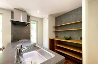 キッチン - 木の味わい感じるシンプルモダンな二階建て - ベネッツ