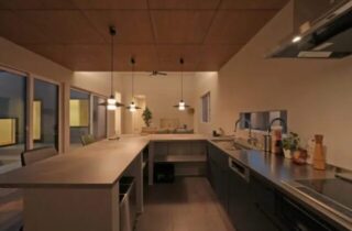 夜・キッチン - 無機質なグレーの外壁と木目が調和した中庭のあるお家 - ベネッツ