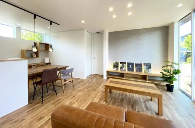 LDK - 重厚感溢れるビジュアルの2世帯で暮らす飽きのこない平屋 - ベネッツ
