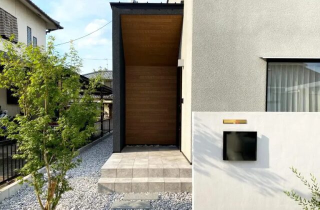 玄関 - キッチンを中心とした間取りの快適さを追求した2階建て - ベネッツ