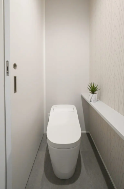 トイレ - 外庭と内庭がゆるやかにつながる2階建てのお家 - ベネッツ
