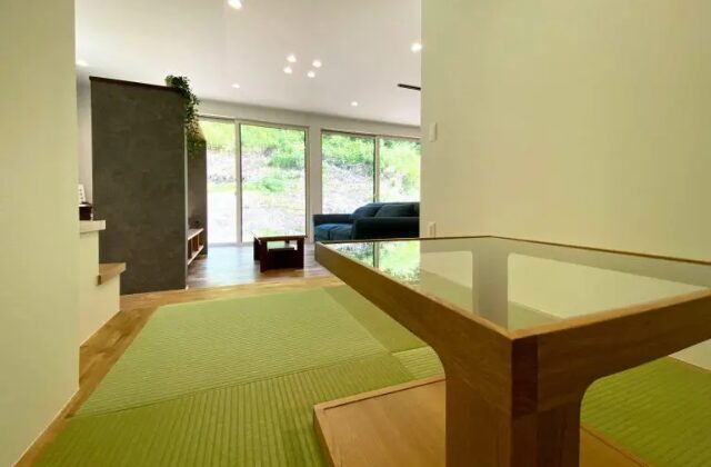 畳スペース - 木の味わい感じるシンプルモダンな二階建て - ベネッツ