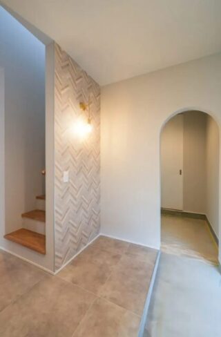 玄関 - 外庭と内庭がゆるやかにつながる2階建てのお家 - ベネッツ