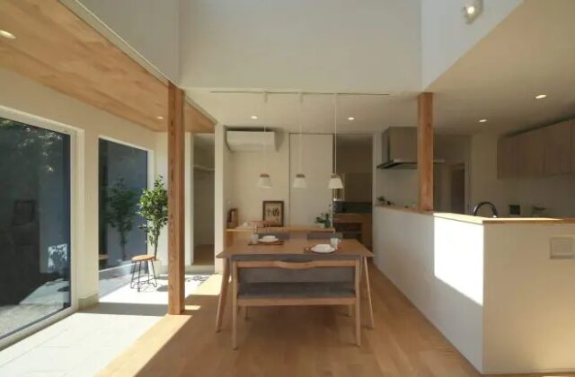 ダイニング - 美しい景観が暮らしに溶け込む土間のあるデザイン住宅 - ベネッツ