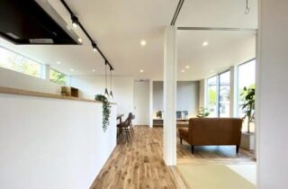 リビング・和室 - 重厚感溢れるビジュアルの2世帯で暮らす飽きのこない平屋 - ベネッツ