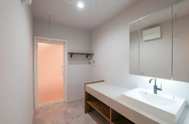 ランドリールーム - 外庭と内庭がゆるやかにつながる2階建てのお家 - ベネッツ