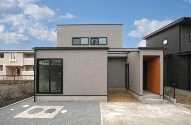 旗竿地に建つ内庭と外庭を使い分けることができる家