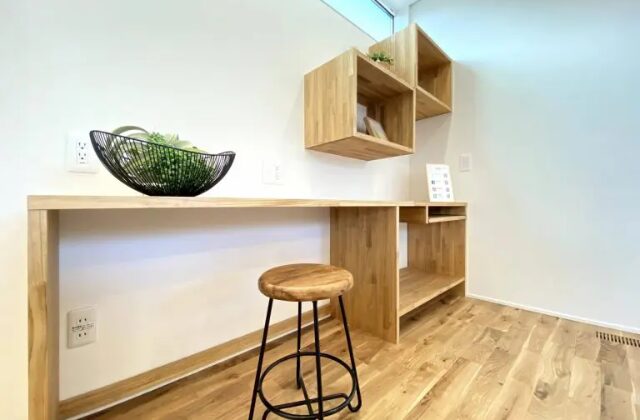 キッチンスペース - 重厚感溢れるビジュアルの2世帯で暮らす飽きのこない平屋 - ベネッツ