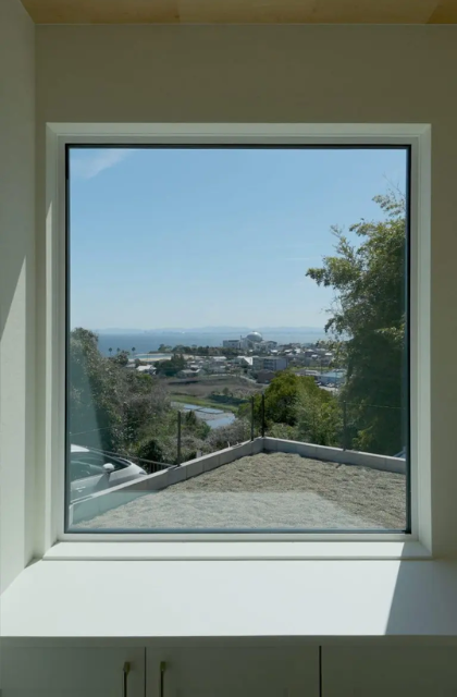 リビング窓 - 美しい景観が暮らしに溶け込む土間のあるデザイン住宅 - ベネッツ