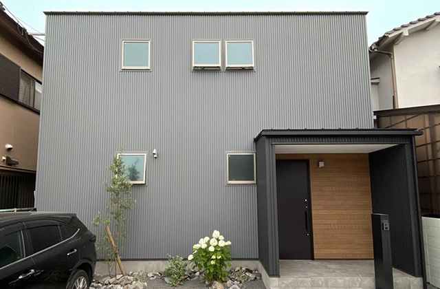 グレーの外壁とお庭が調和した、シンプルで洗練された2階建て - ベネッツ