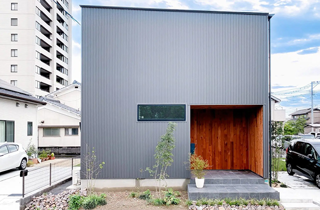 不揃いに配置した窓と板張り外壁が特徴的な2階建て - ベネッツ