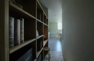 無機質×ナチュラルが融合したゆとりある20坪コンパクト平屋 - ベネッツ - 本棚