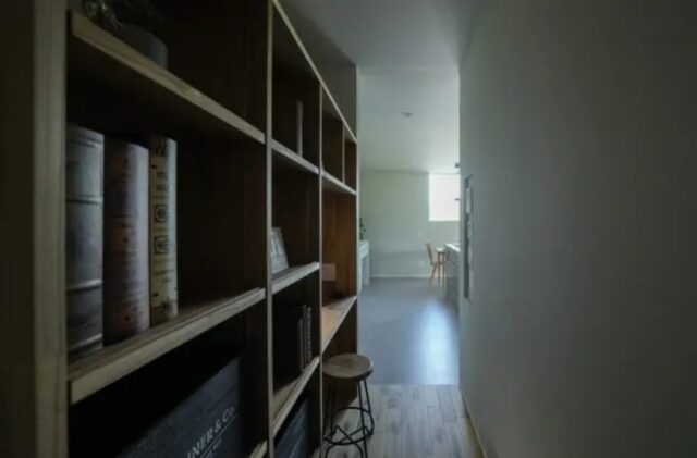 無機質×ナチュラルが融合したゆとりある20坪コンパクト平屋 - ベネッツ - 本棚