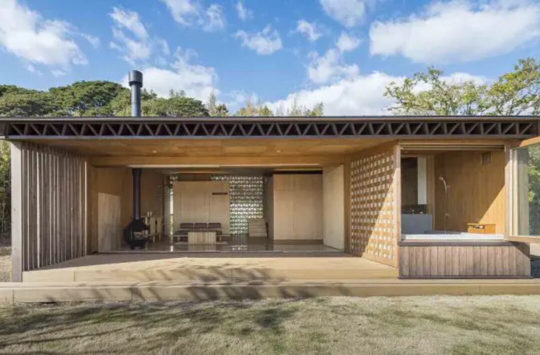 三角格子スクリーンと隠せるキッチンが魅力的な大空間LDKの住まい