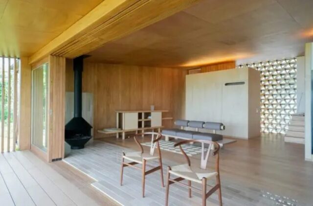 三角格子スクリーンと隠せるキッチンが魅力的な大空間LDKの住まい - ベネッツ - LDK