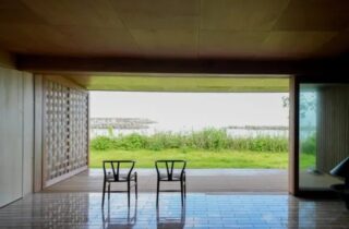 三角格子スクリーンと隠せるキッチンが魅力的な大空間LDKの住まい - ベネッツ - リビング