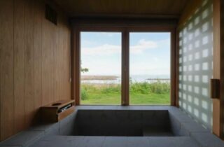 三角格子スクリーンと隠せるキッチンが魅力的な大空間LDKの住まい - ベネッツ - 浴室