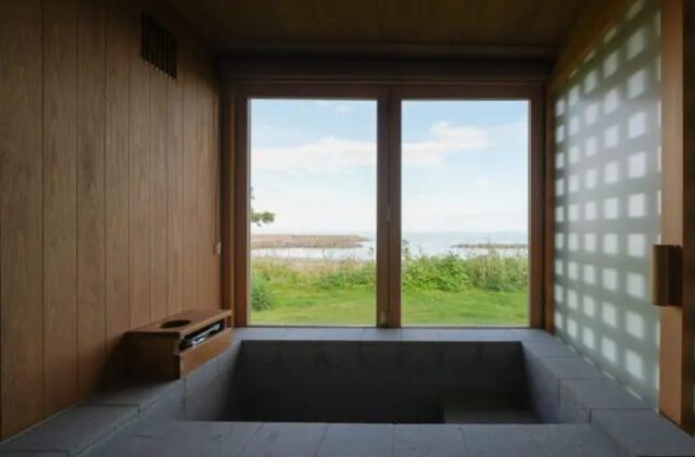 三角格子スクリーンと隠せるキッチンが魅力的な大空間LDKの住まい - ベネッツ - 浴室