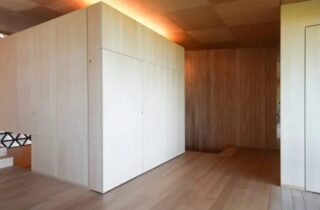 三角格子スクリーンと隠せるキッチンが魅力的な大空間LDKの住まい - ベネッツ - 収納キッチン