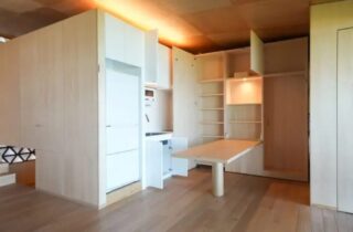 三角格子スクリーンと隠せるキッチンが魅力的な大空間LDKの住まい - ベネッツ - キッチン