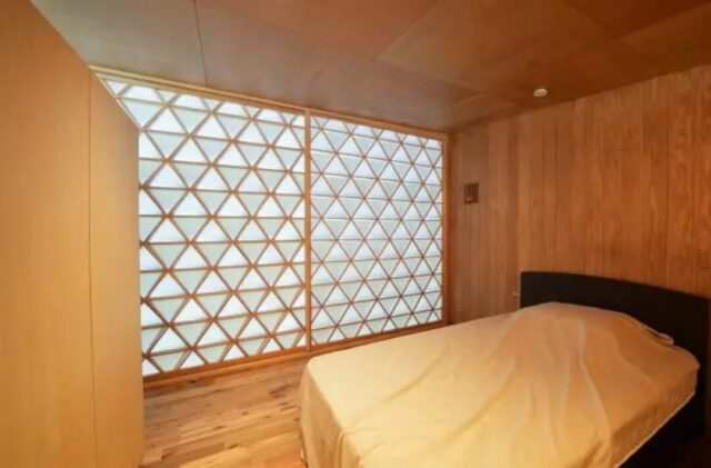 三角格子スクリーンと隠せるキッチンが魅力的な大空間LDKの住まい - ベネッツ - 寝室