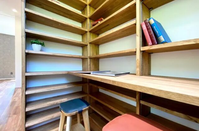 書斎 - 木の味わい感じるシンプルモダンな二階建て - ベネッツ