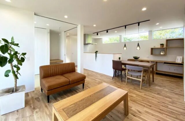 リビング - 重厚感溢れるビジュアルの2世帯で暮らす飽きのこない平屋 - ベネッツ