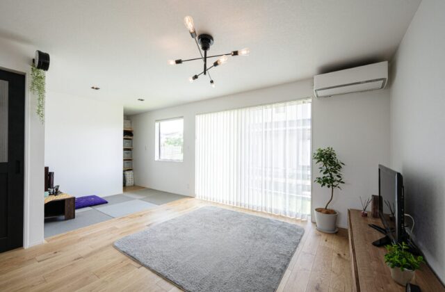 リビング・畳スペース - 大園建設 - 飽きのこないモノトーンデザインのシンプルな平屋