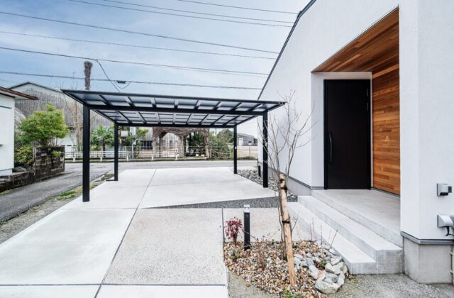 駐車スペース - 大園建設 - 木と漆喰に包まれるカフェ風デザインの平屋