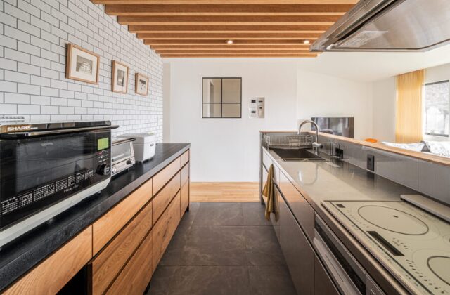 キッチン - 大園建設 - 木と漆喰に包まれるカフェ風デザインの平屋