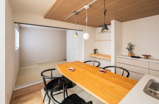 ダイニング・和室 - 大園建設 - シンプル&スタイリッシュな白い外壁の2階建て