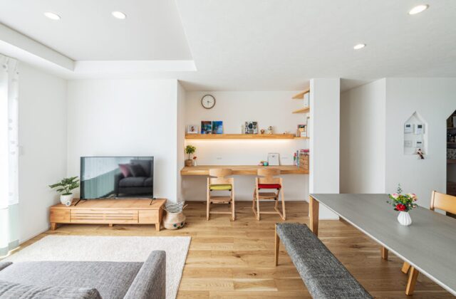 ダイニング・リビング - 大園建設 - 景観に溶け込むナチュラルモダンな直線美の平屋