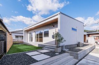 外構 - 大園建設 - 無機質素材×自然素材が調和する北欧モダンな平屋