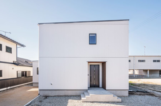 外観 - 大園建設 - シンプル&スタイリッシュな白い外壁の2階建て