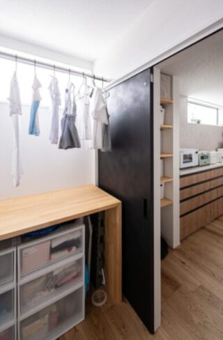 収納・脱衣所 - 大園建設 - 飽きのこないモノトーンデザインのシンプルな平屋