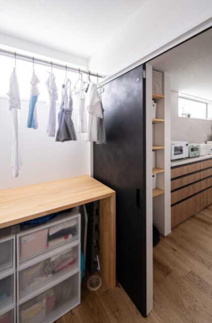 収納・脱衣所 - 大園建設 - 飽きのこないモノトーンデザインのシンプルな平屋