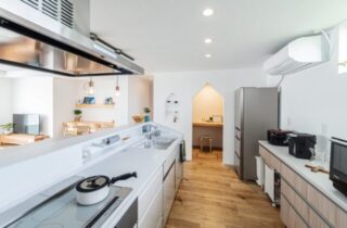 キッチン - 大園建設 - 景観に溶け込むナチュラルモダンな直線美の平屋