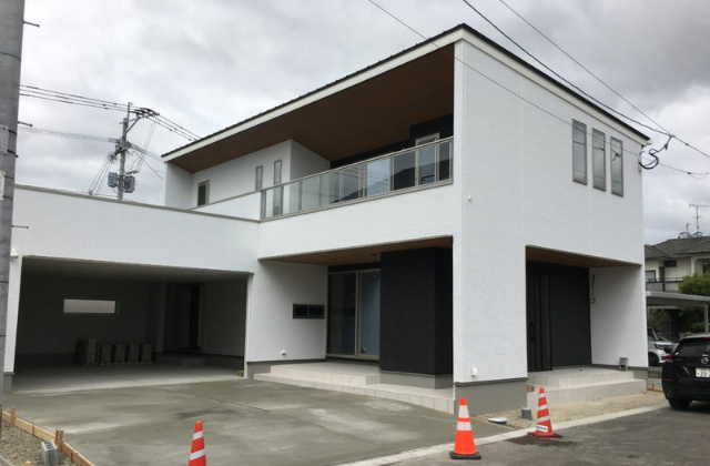 雨の日も安心の電動シャッター付きインナーガレージのある家 - エースホーム