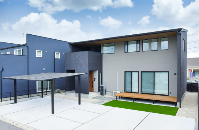 こだわりキッチンが主役！ツートンカラーのスクエアフォルム住宅