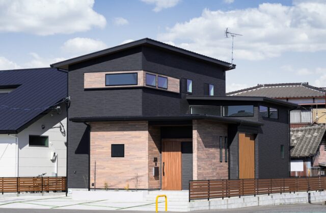 中庭と吹抜けで開放的な住空間の重厚な佇まいの2階建て