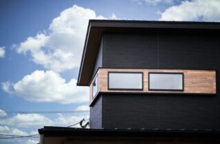 2階外観 - エースホーム - 中庭と吹抜けで開放的な住空間の重厚な佇まいの2階建て