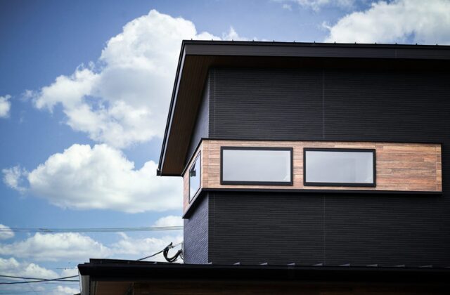 2階外観 - エースホーム - 中庭と吹抜けで開放的な住空間の重厚な佇まいの2階建て