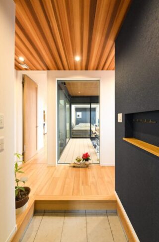 玄関 - エースホーム - 中庭と吹抜けで開放的な住空間の重厚な佇まいの2階建て
