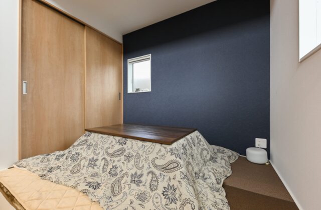 和室 - エースホーム - 中庭と吹抜けで開放的な住空間の重厚な佇まいの2階建て