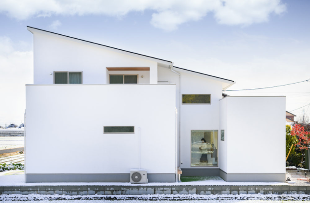 白×木のナチュラルテイストでやさしい2階建て