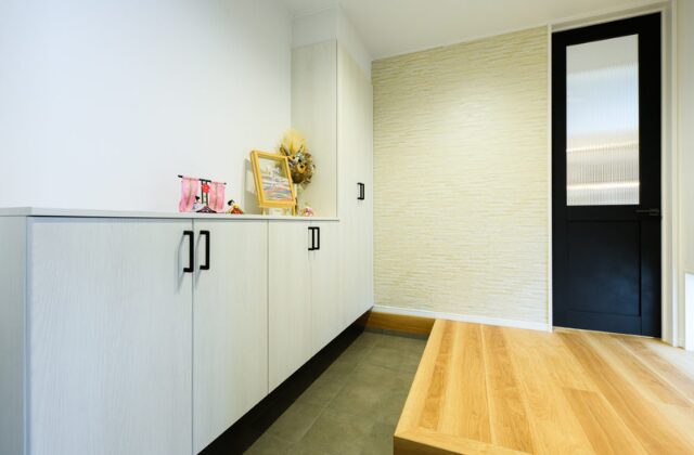 玄関 - エースホーム - 快適な動線を重視した間取りの31坪コンパクト平屋