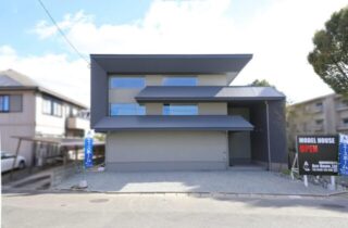 外観 - エースホーム - 美術館のような外観で洗練されたデザインの中庭があるお家