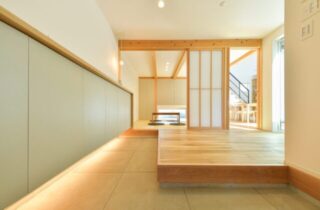玄関 - エースホーム - 美術館のような外観で洗練されたデザインの中庭があるお家