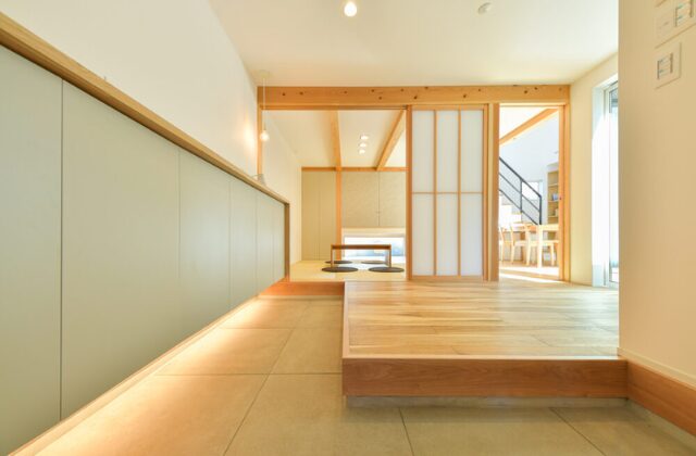 玄関 - エースホーム - 美術館のような外観で洗練されたデザインの中庭があるお家